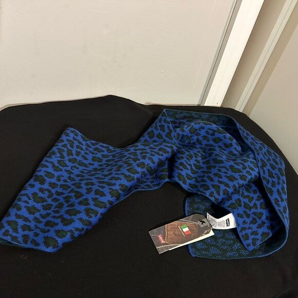NWT Women’s Levis Italian Scarf Leopard Blue Black Green  One Size $49 - Picture 1 of 5